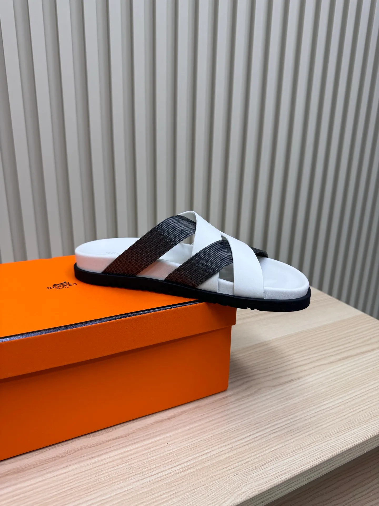 👟👟Ex-factory price 502👟👟 (Top version) Hermes 🐎The extremely popular couple's second uncle slippers/the latest snake print sandals and slippers, paired with various colorful socks, so trendy!  ———————— Upper: imported cowhide/sheep leather/cloth/palmprint leather lining: imported cowhide/sheepskin outsole: Tpu non-slip and wear-resistant outsole Female size: 35-42 (40.41.42 non-returnable and non-exchangeable) Male code: 39-45 (45 non-returnable and non-exchangeable)